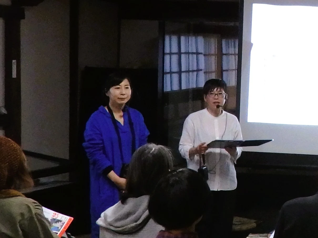 『1925』展のキュレーションを担当した孝岡さん(左)と伴さん(右)