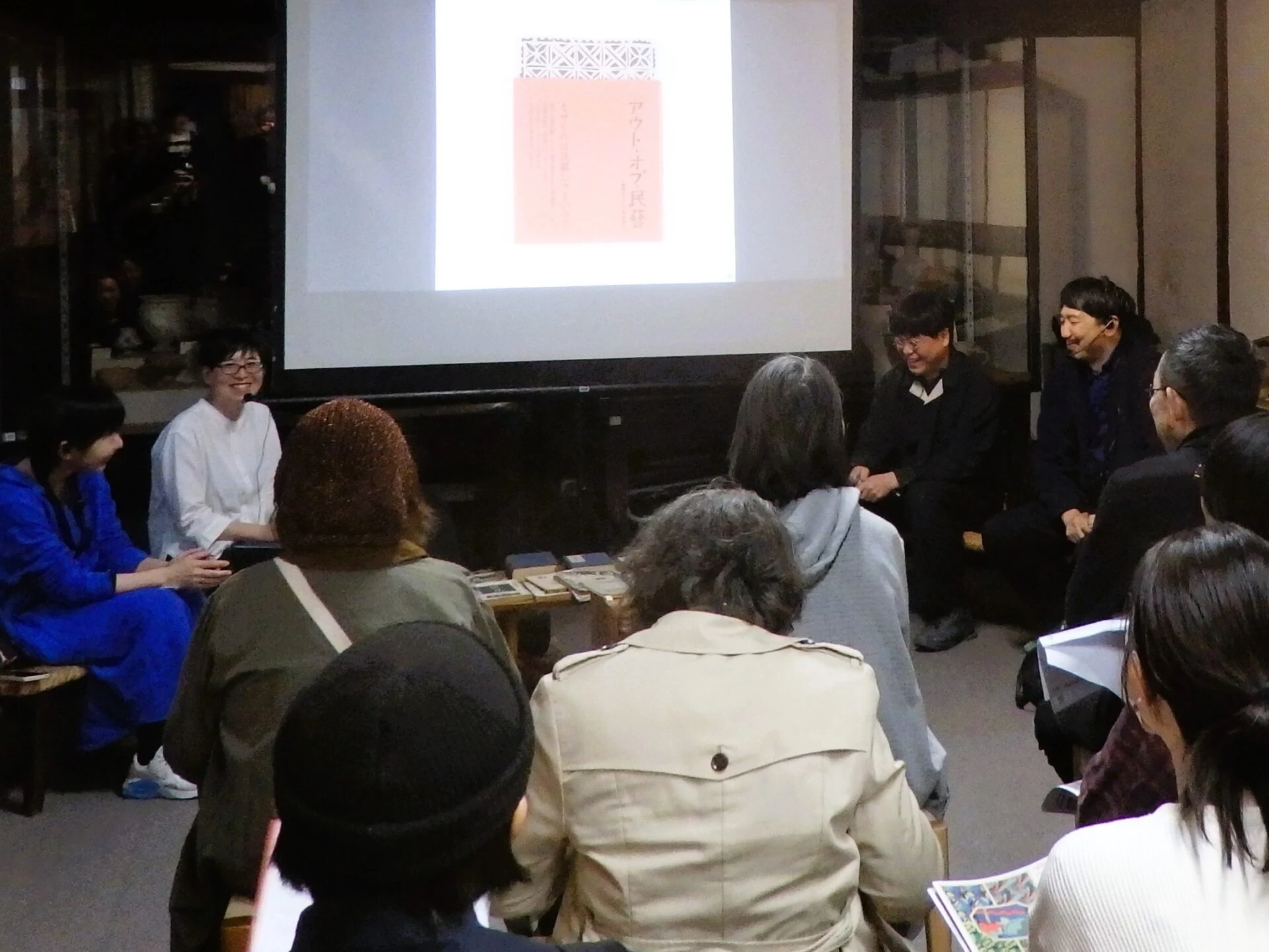 時折、戸外から聞こえてくるジャズの演奏がトークセッションを盛り上げます。