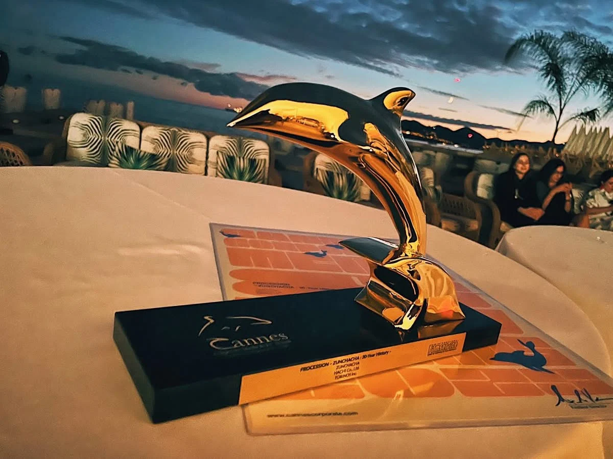 ゴールドドルフィンのトロフィー　画像提供：ズンチャチャ