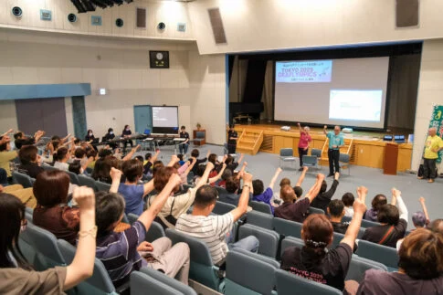 サインエールをする参加者