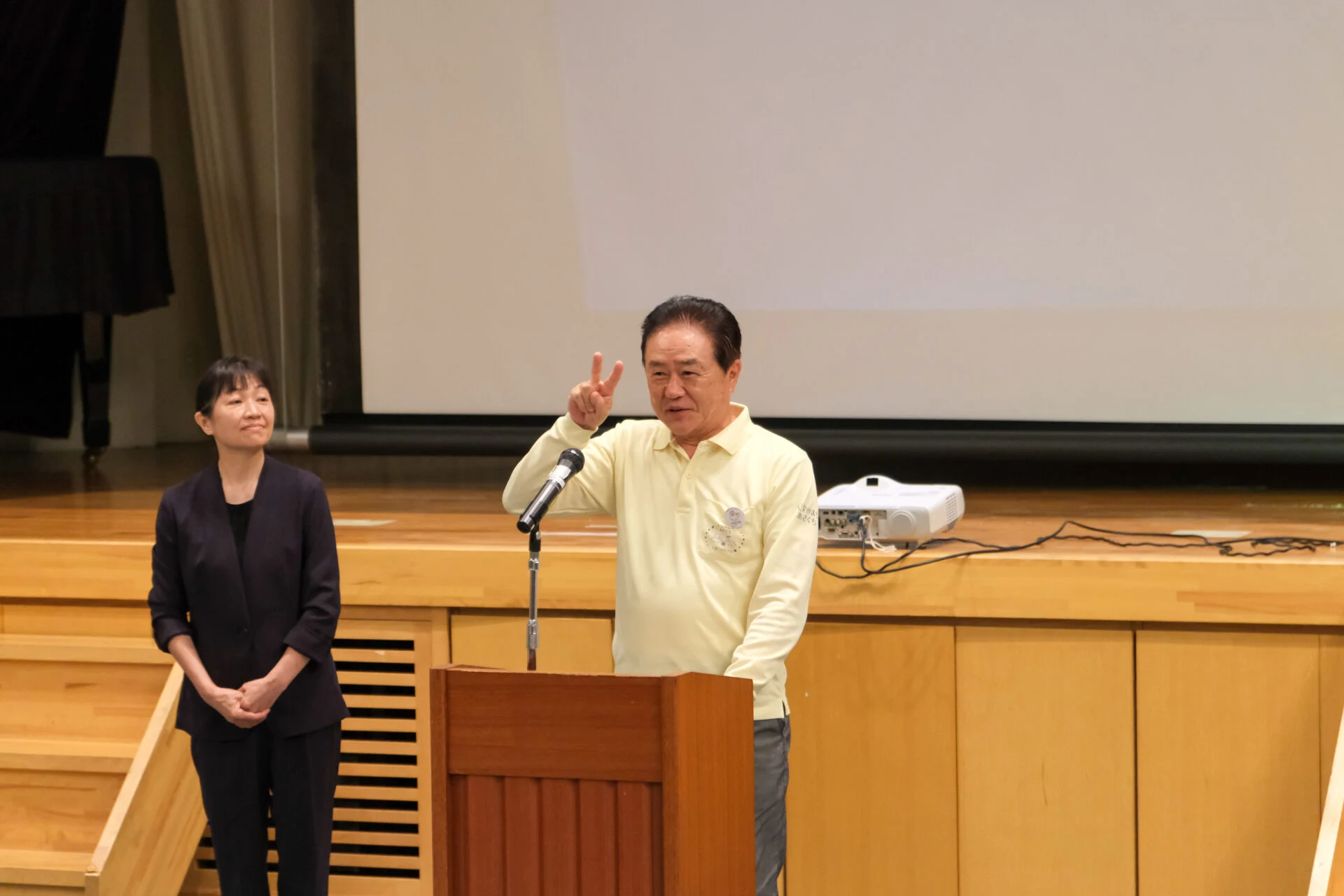 手話をする浅口市長