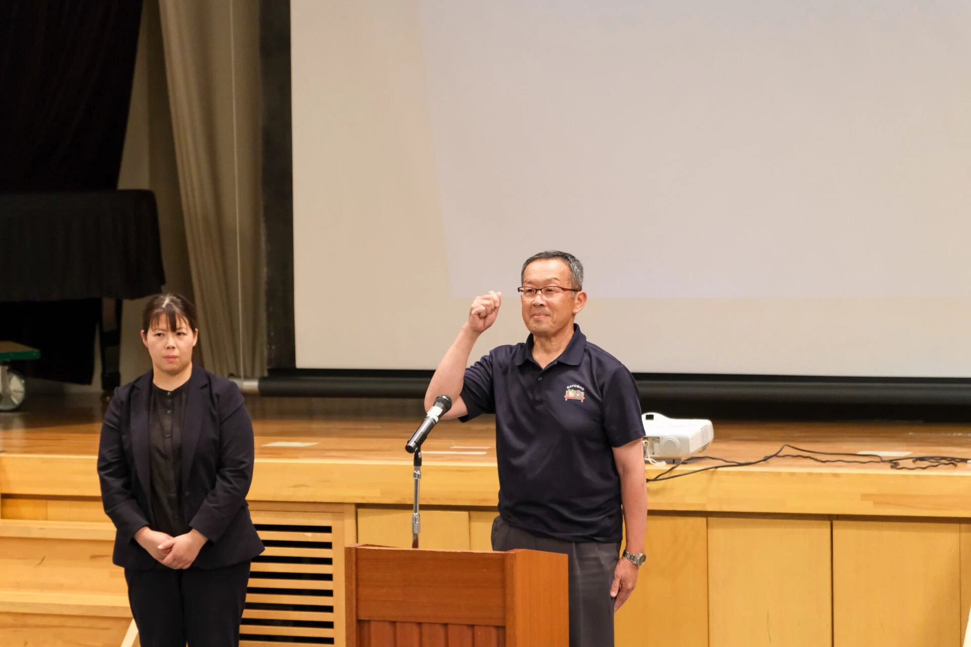 手話をする里庄副町長