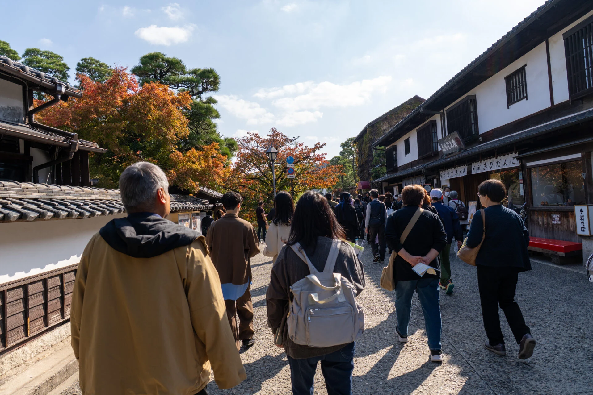 美観地区を移動する参加者