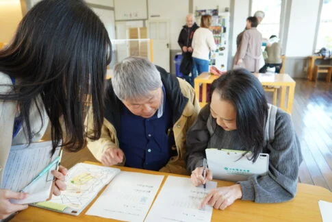 問題を解く参加者