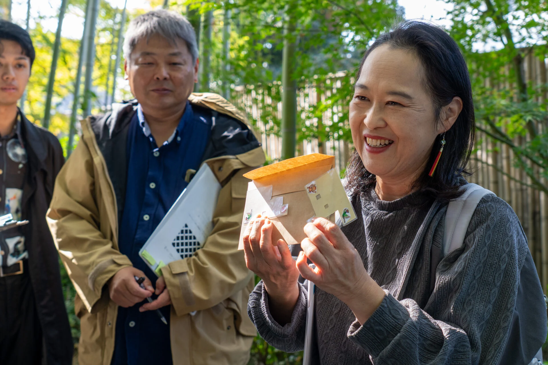 キーワードを手にする参加者