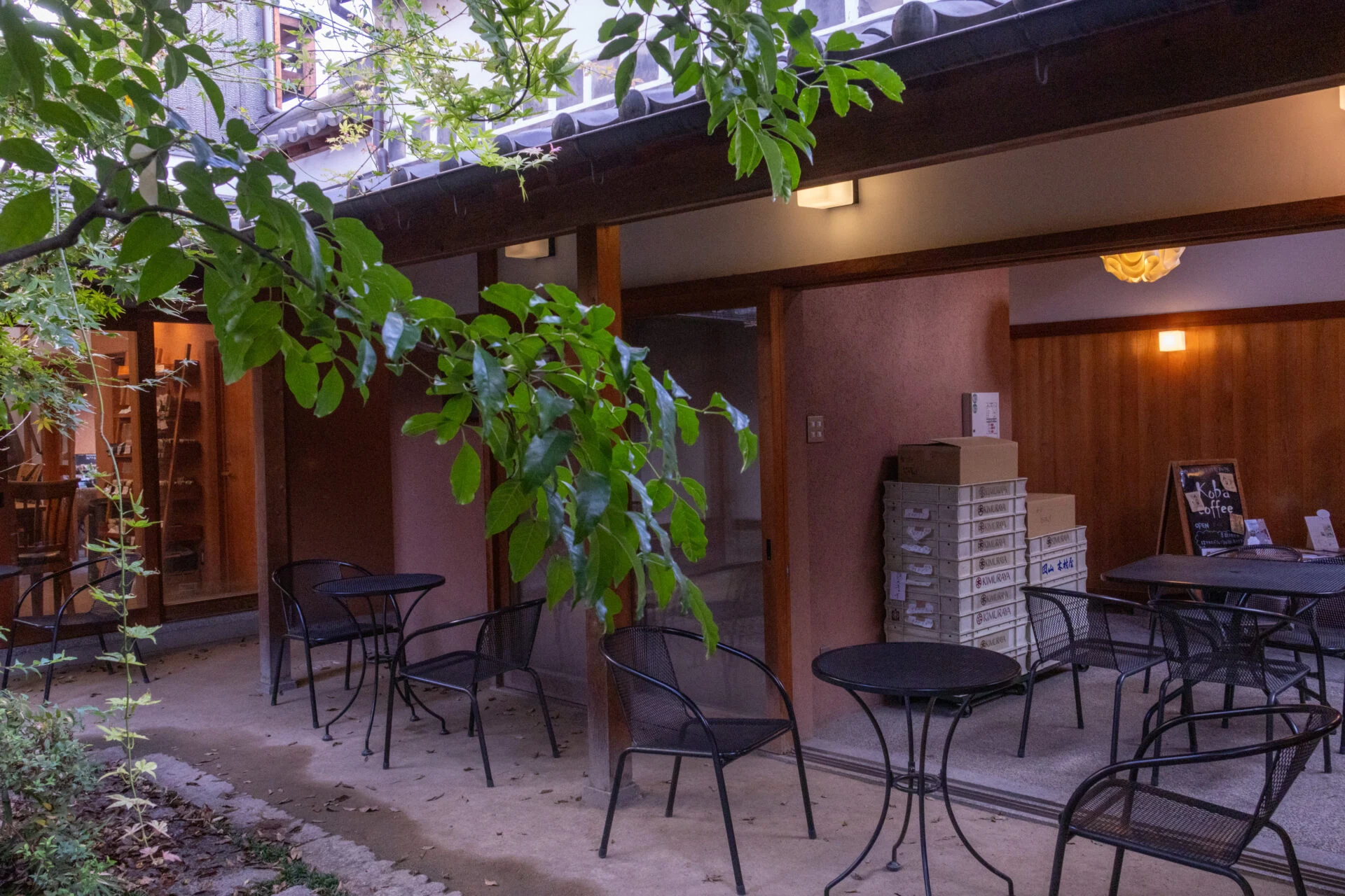 休憩スペースとして開放されているパティオ(中庭)