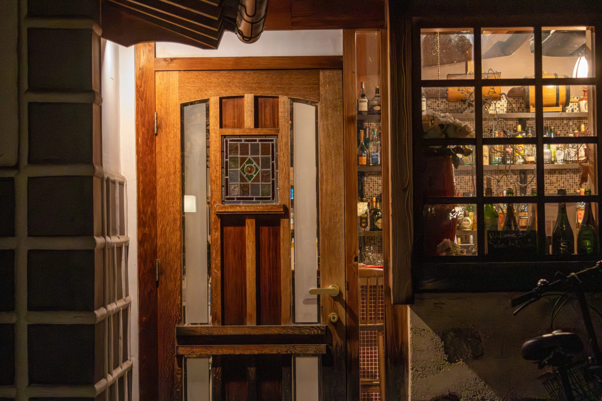 最奥には地元のかたにも愛されるバーも