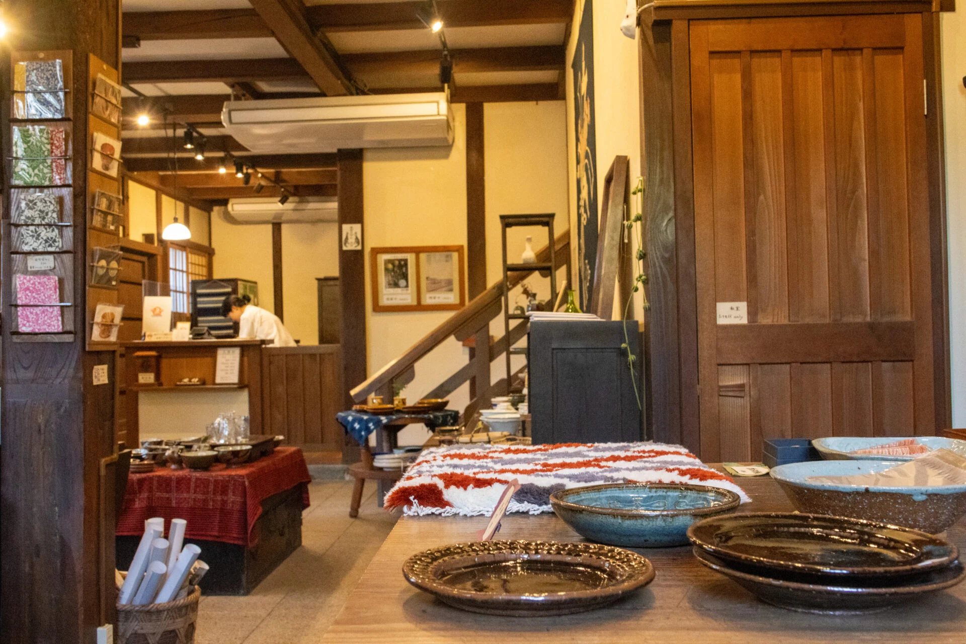 倉敷民藝館売店 現代的な内装にリニューアルしています