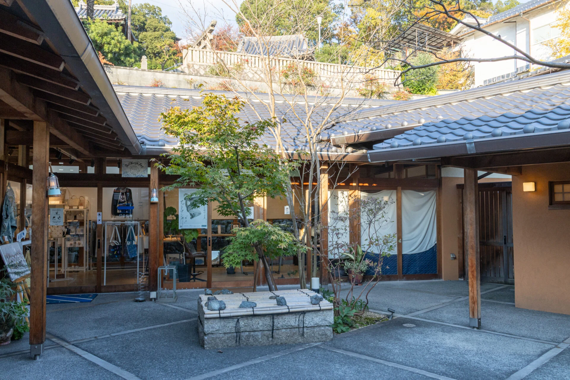 井戸のある中庭は広場のような空間になっています