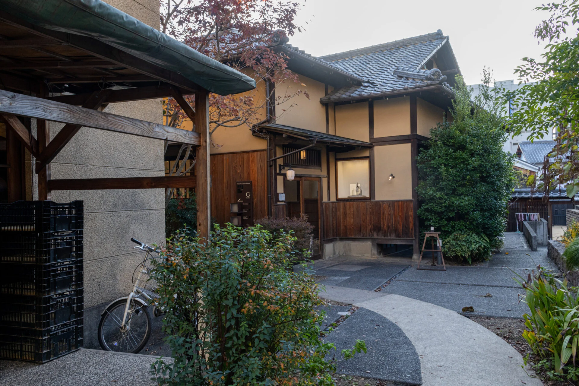 中庭にも店舗が点在しています