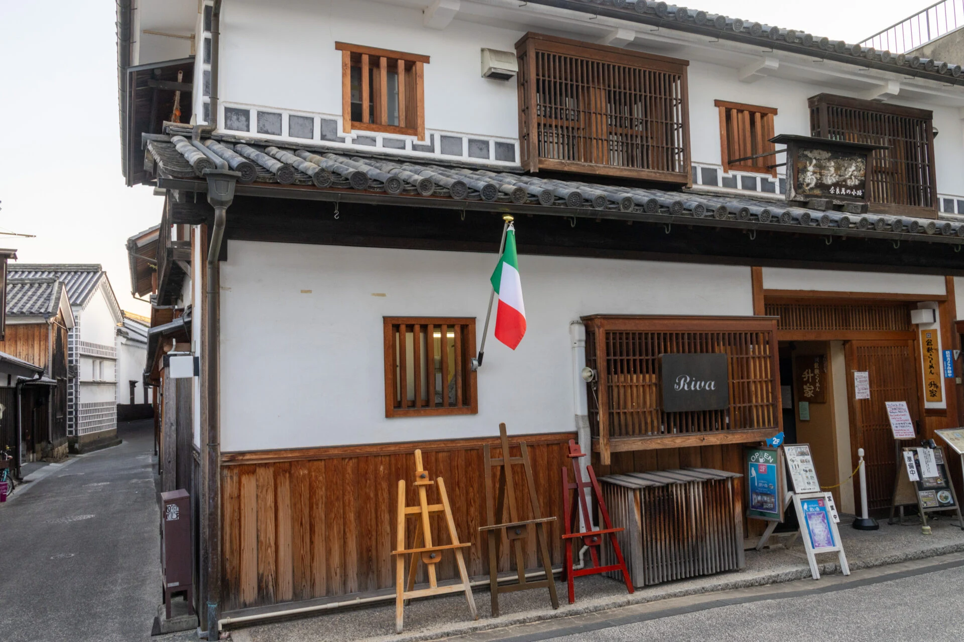 楢村さんの手により、廃業した老舗旅館を飲食店群に改修・再生した「奈良萬の小路」