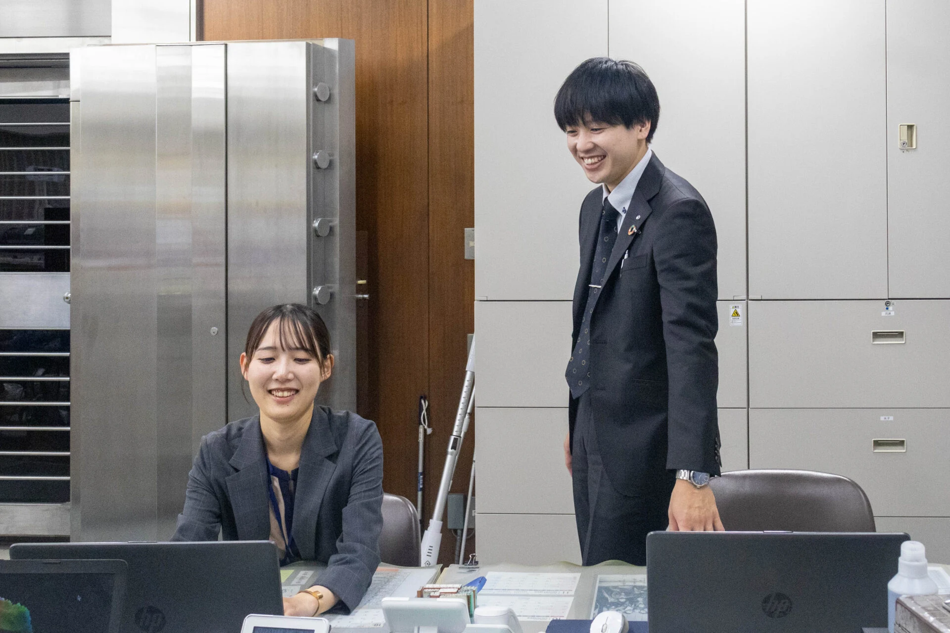 部下と談笑する水子さん