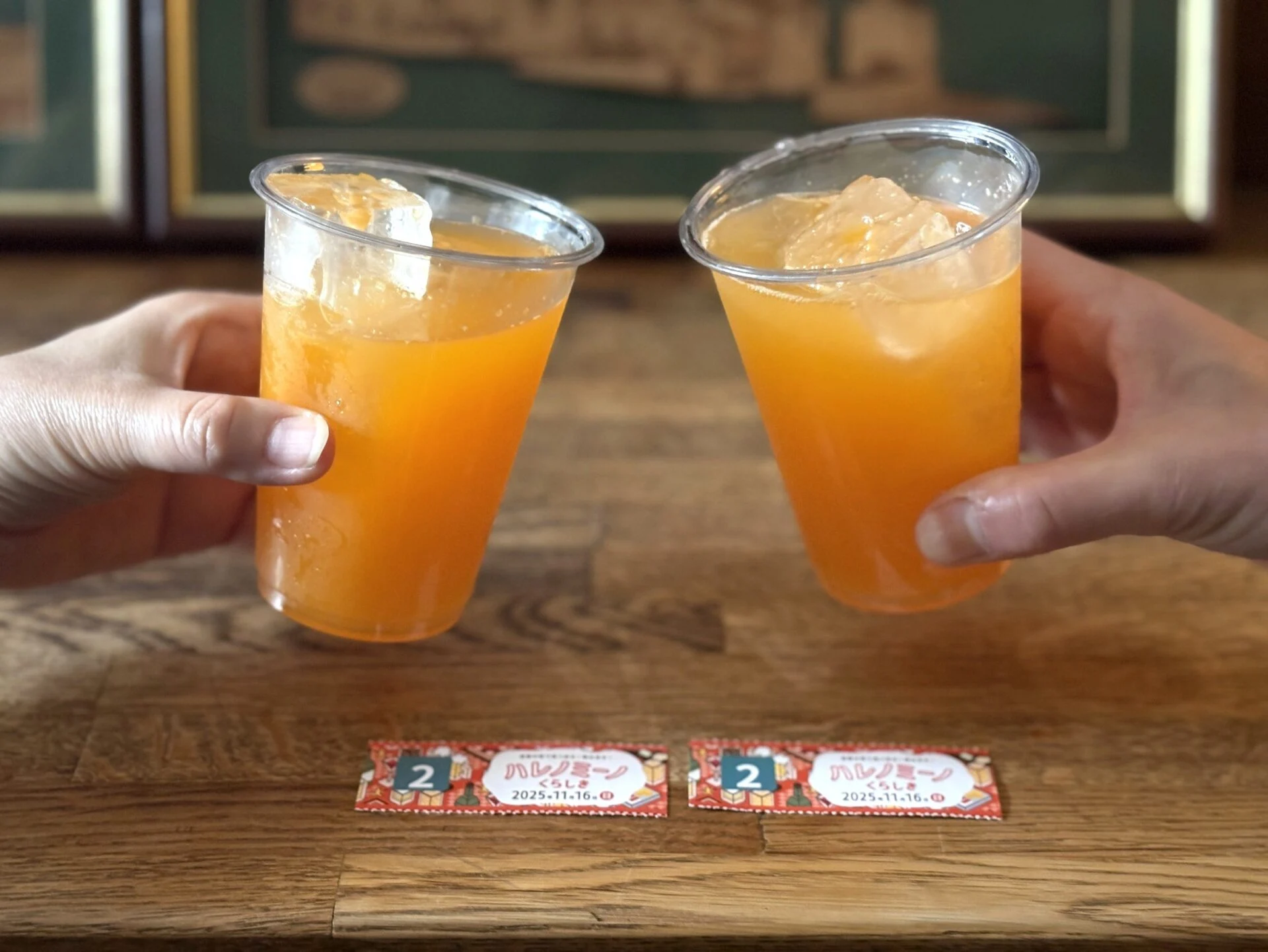 瀬戸田みかんを使ったジュースと友達が頼んだジン入りのドリンク