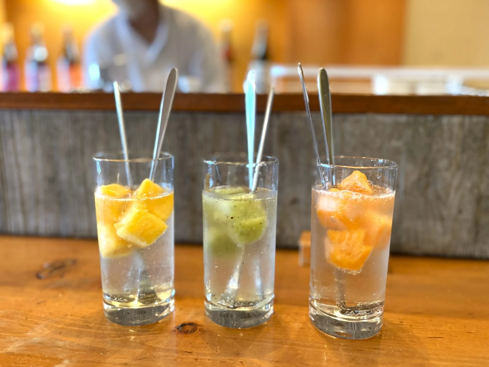 左からマンゴー・キウイ・柿の生フルーツチューハイ