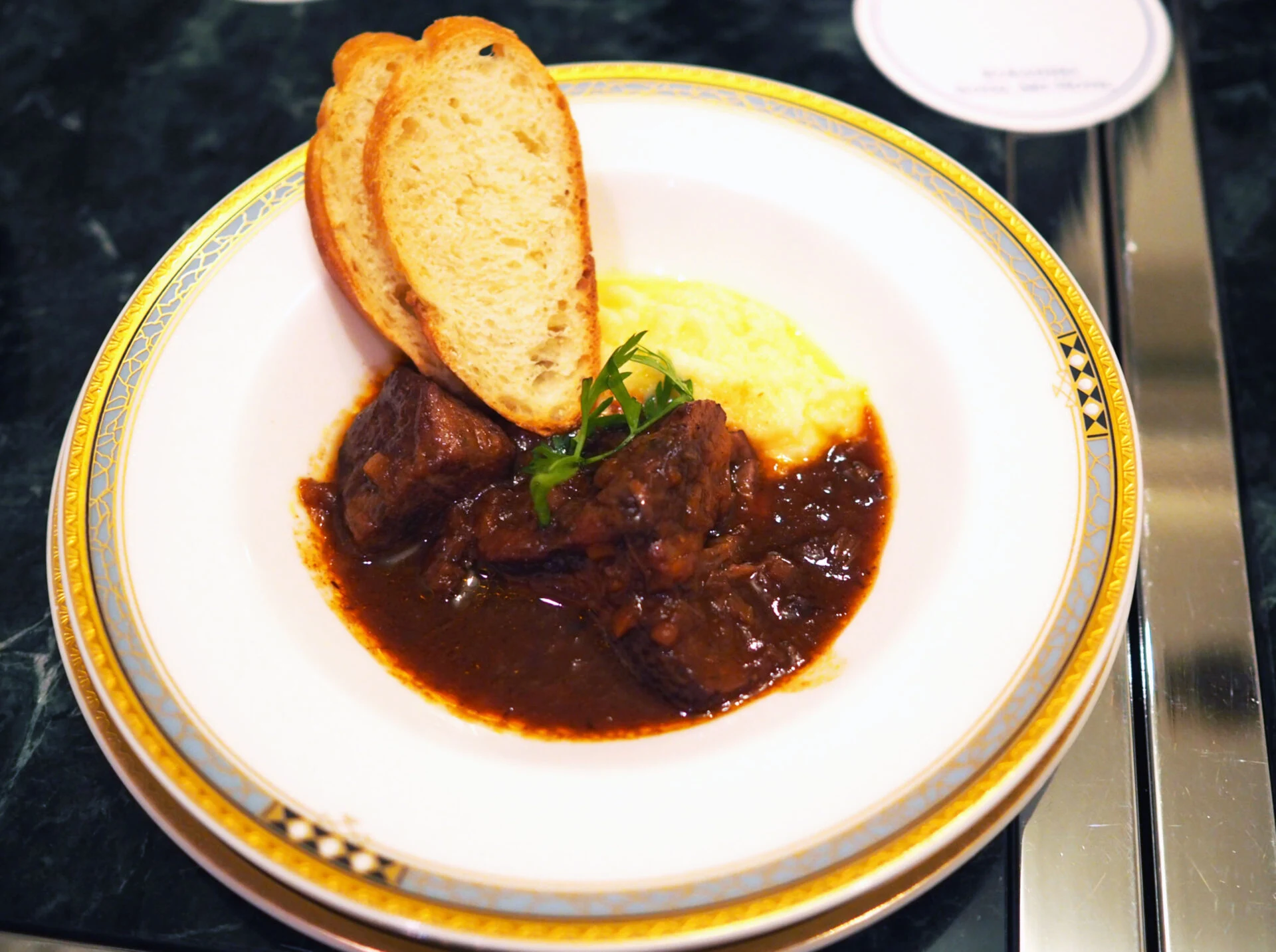 友達が頼んだ和牛肉の赤ワイン煮込み和