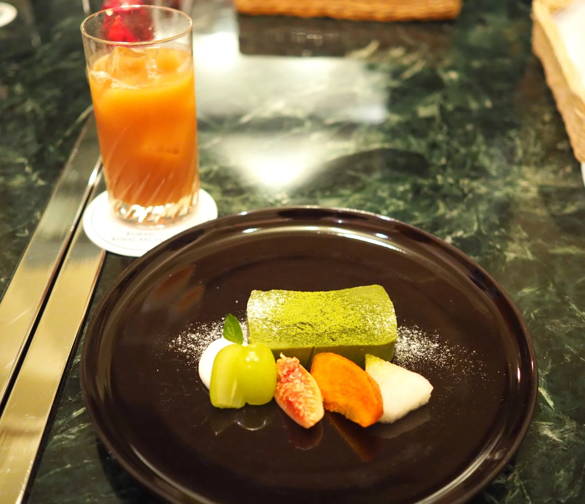 筆者が頼んだモスコミュールと濃厚抹茶のテリーヌ
