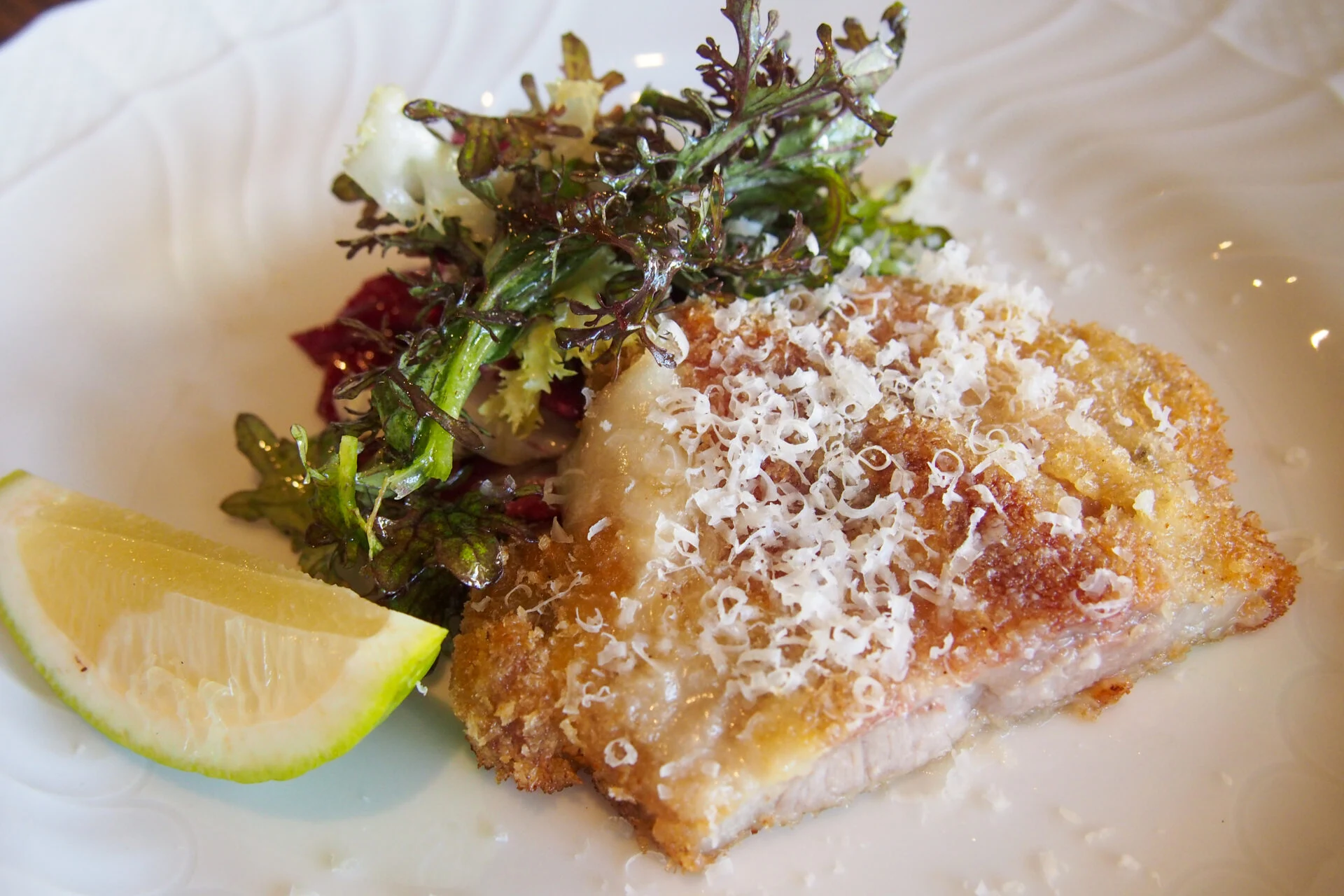 メイン:大山豚 肩ロースのカツレツ グリーンサラダ添え