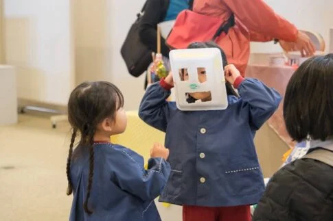 廃材で遊ぶ参加者