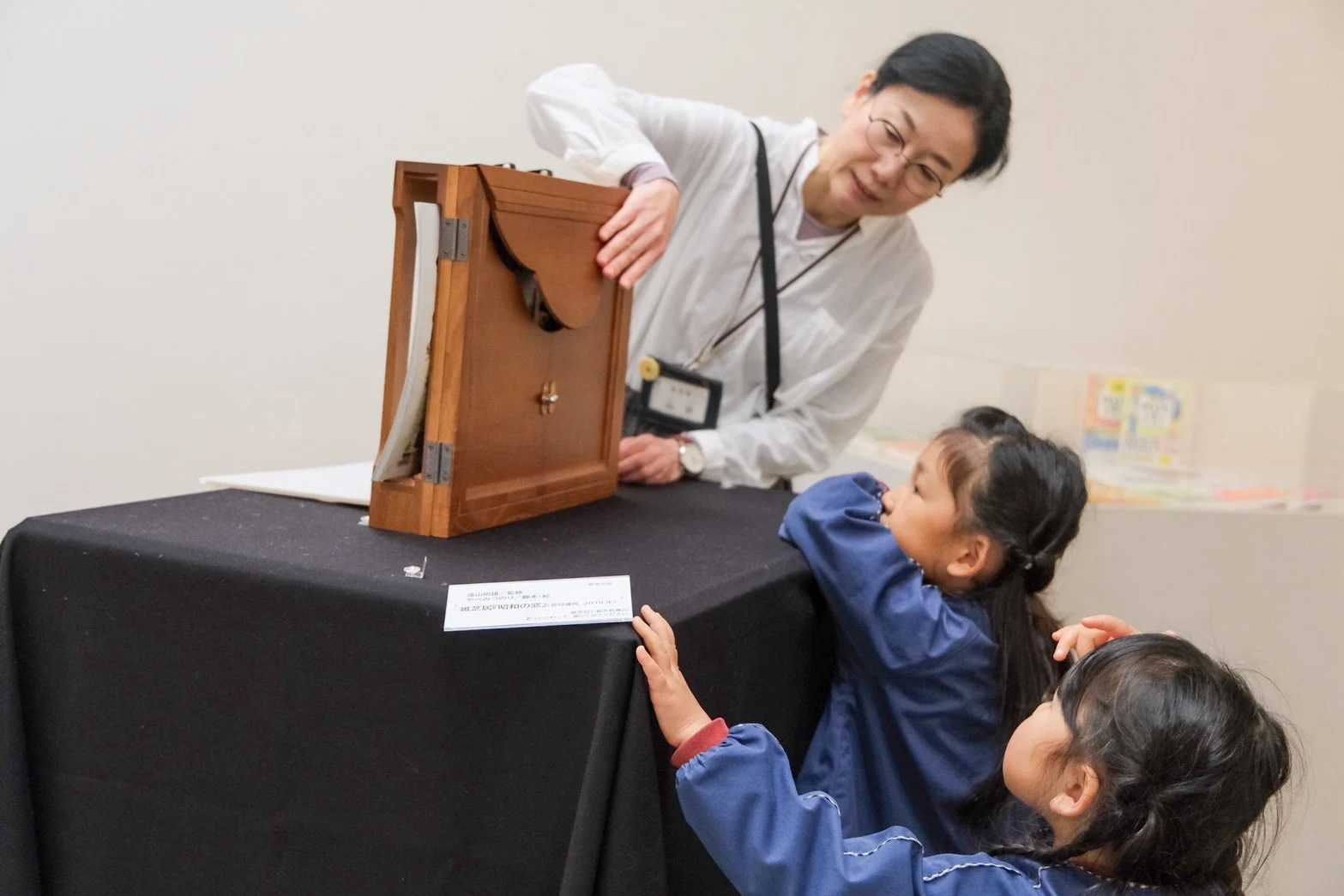 紙芝居の舞台に興味を示す参加者