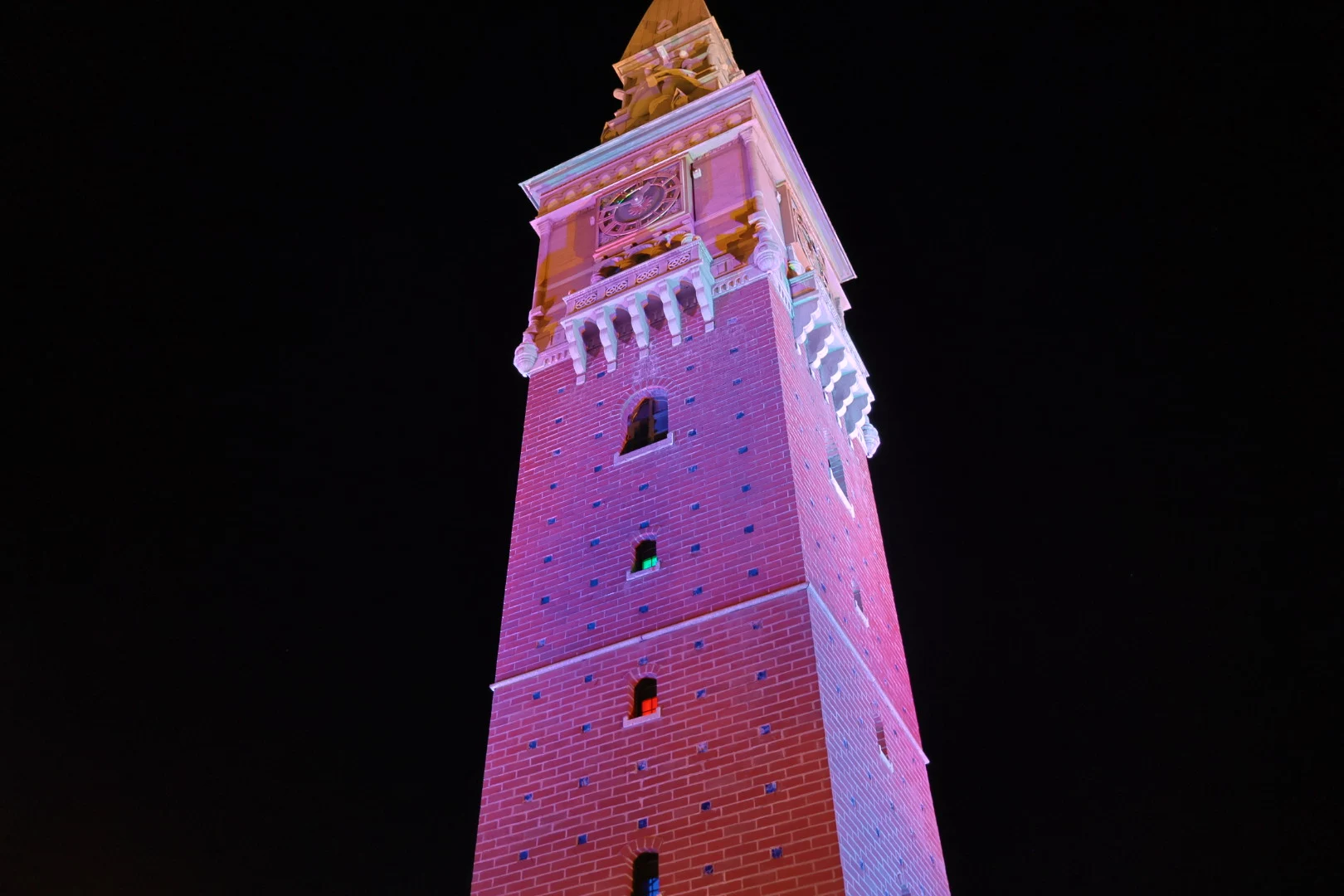 真下からみる時計台