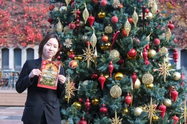 担当者とクリスマスツリー