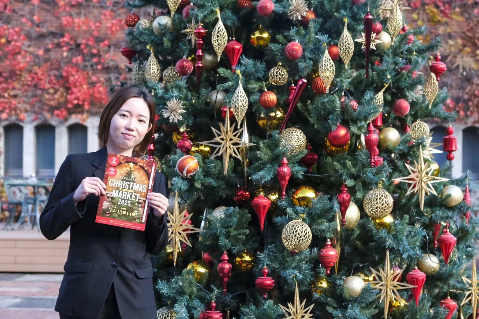 担当者とクリスマスツリー