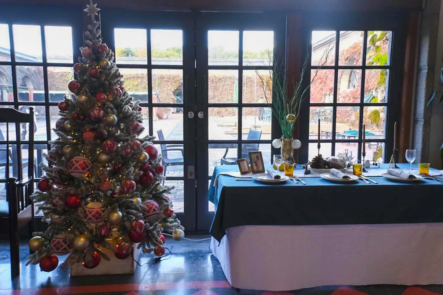 レストラン蔦の前のツリー