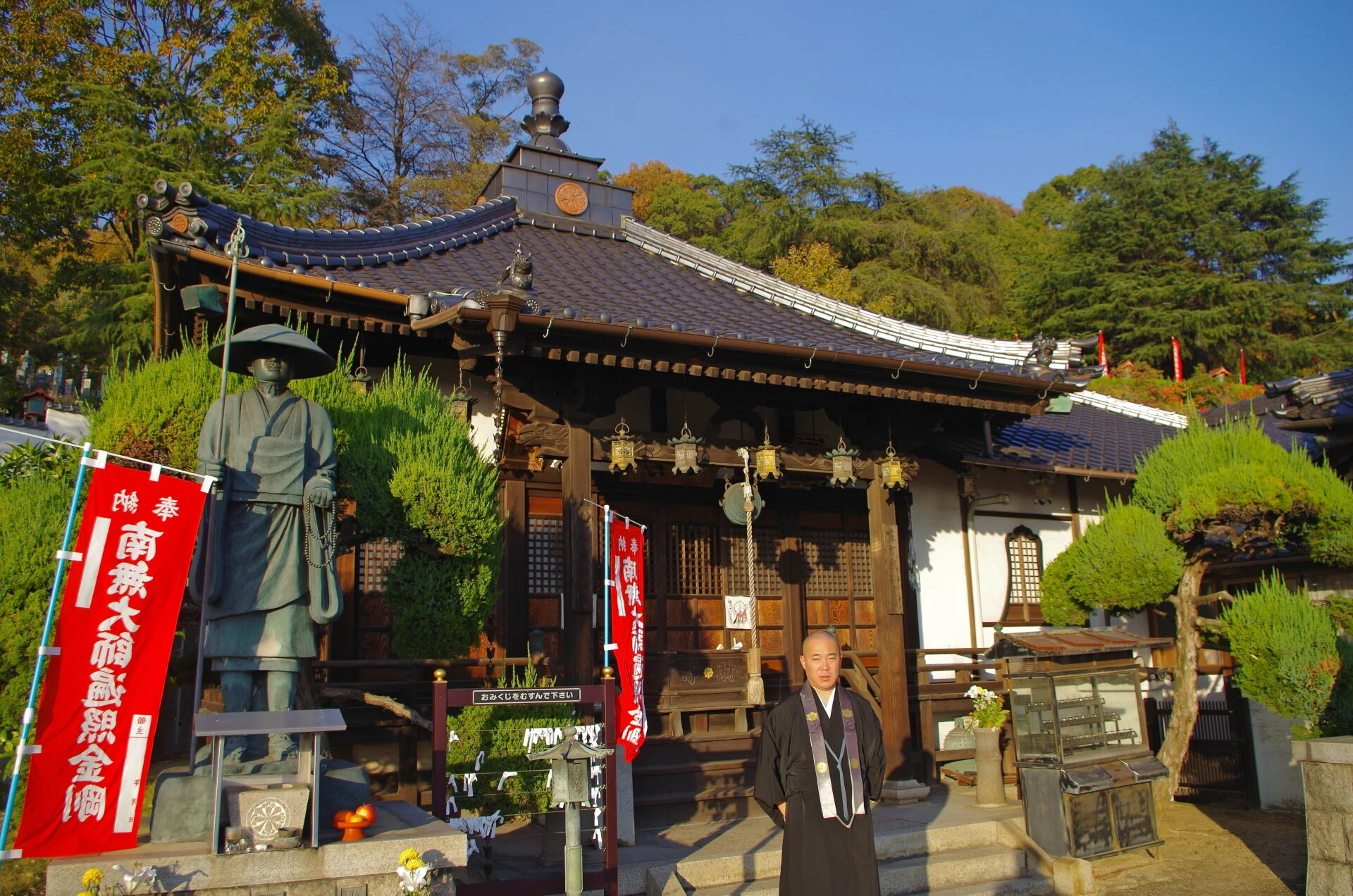 本堂と本山快範住職