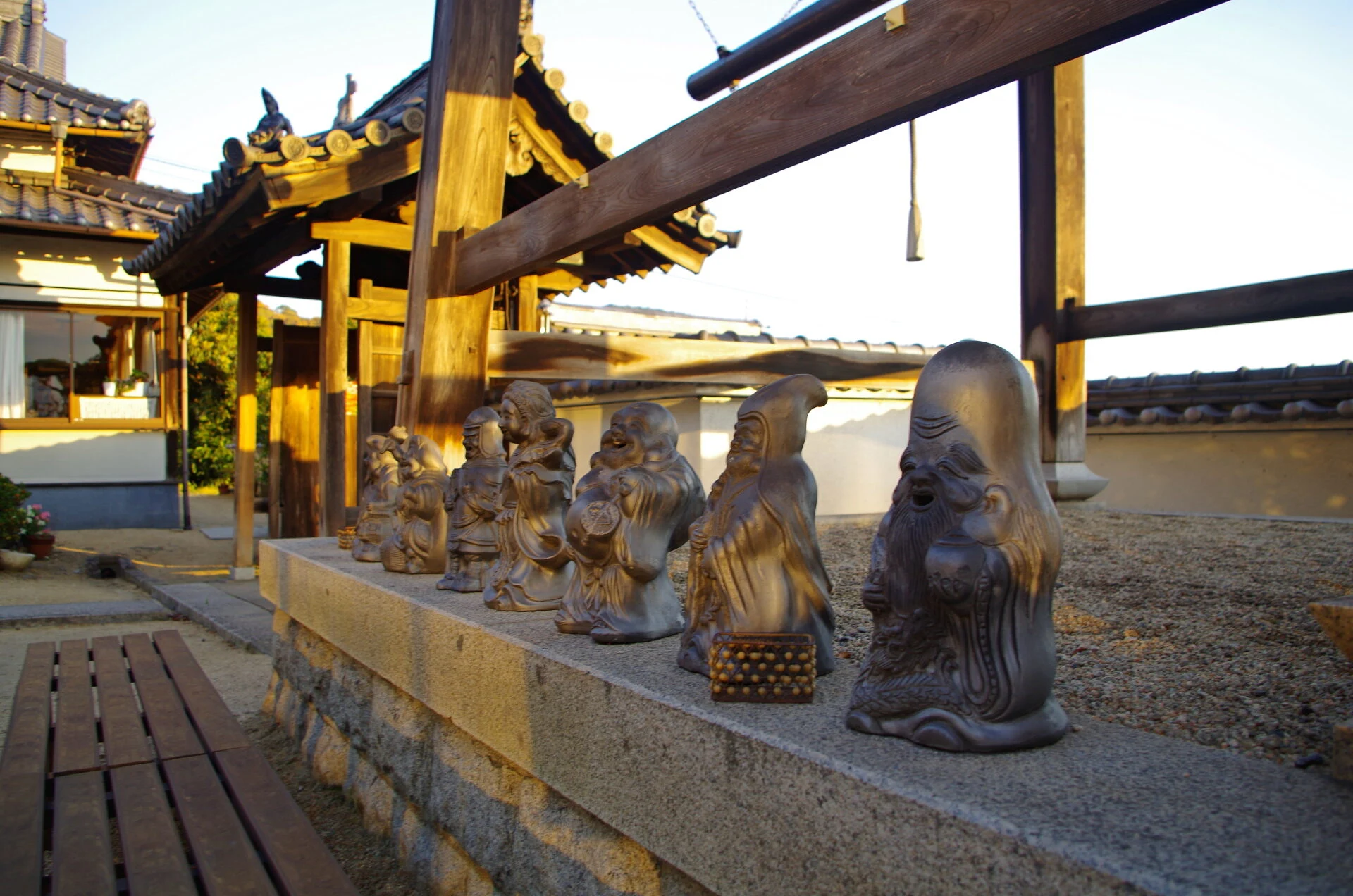 笑みを浮かべる七福神の像