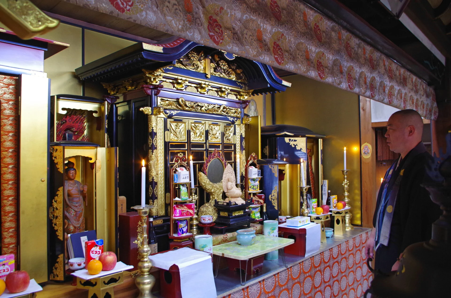 本尊が安置されている厨子と本山住職