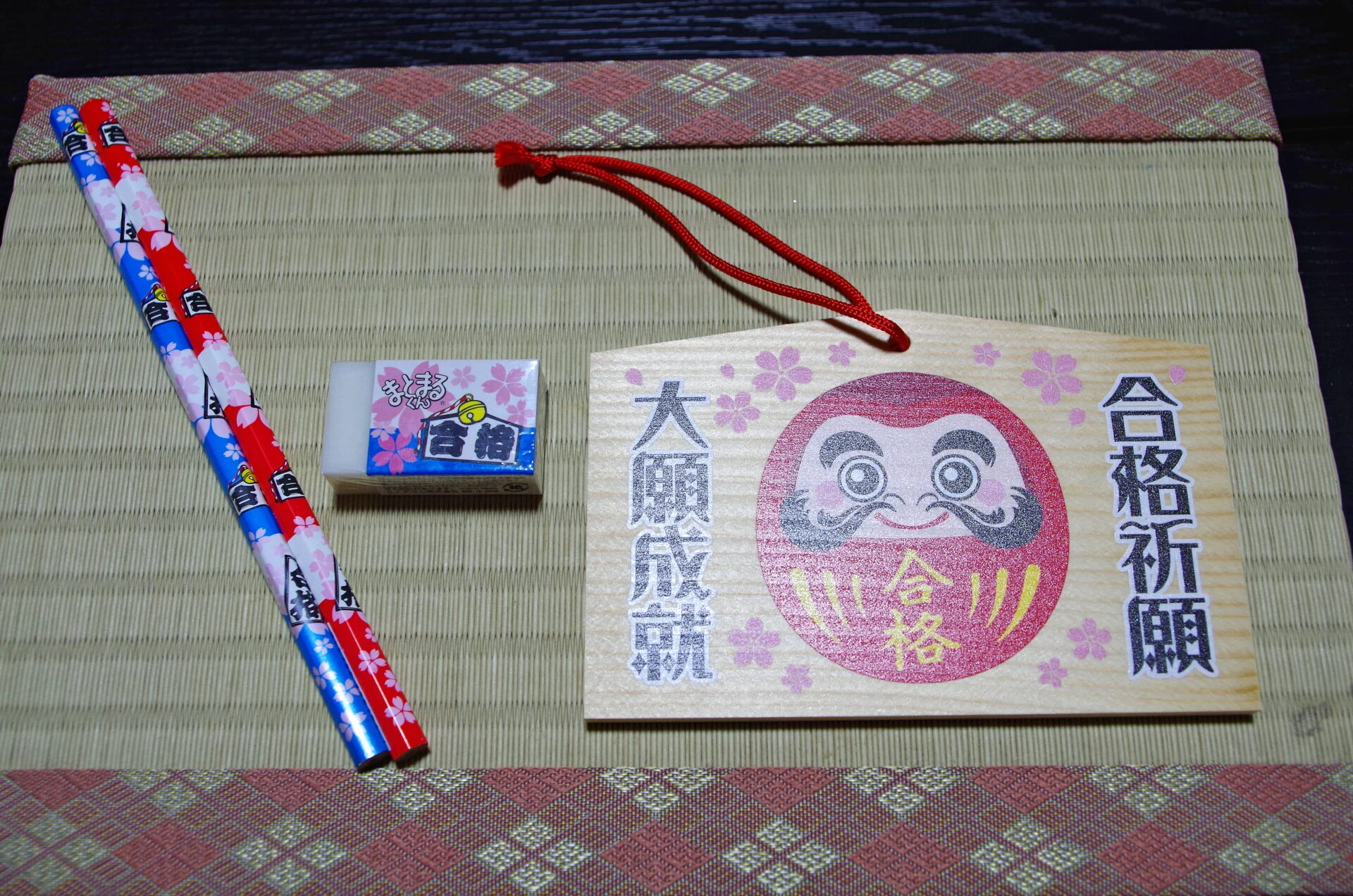 五角絵馬と五角鉛筆など