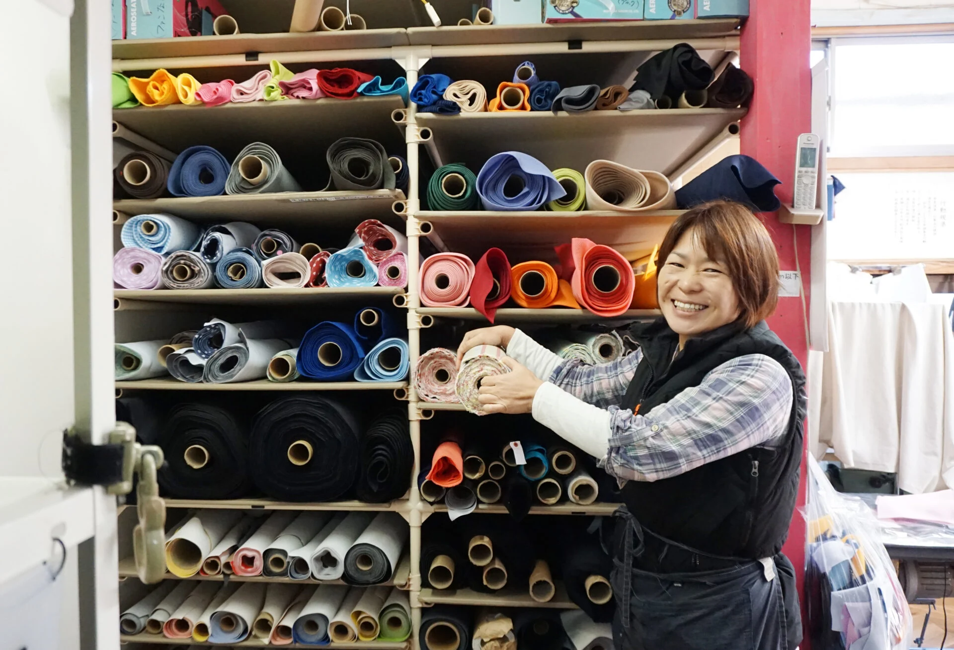 となりの工房に20年以上勤めるスタッフの中田さん