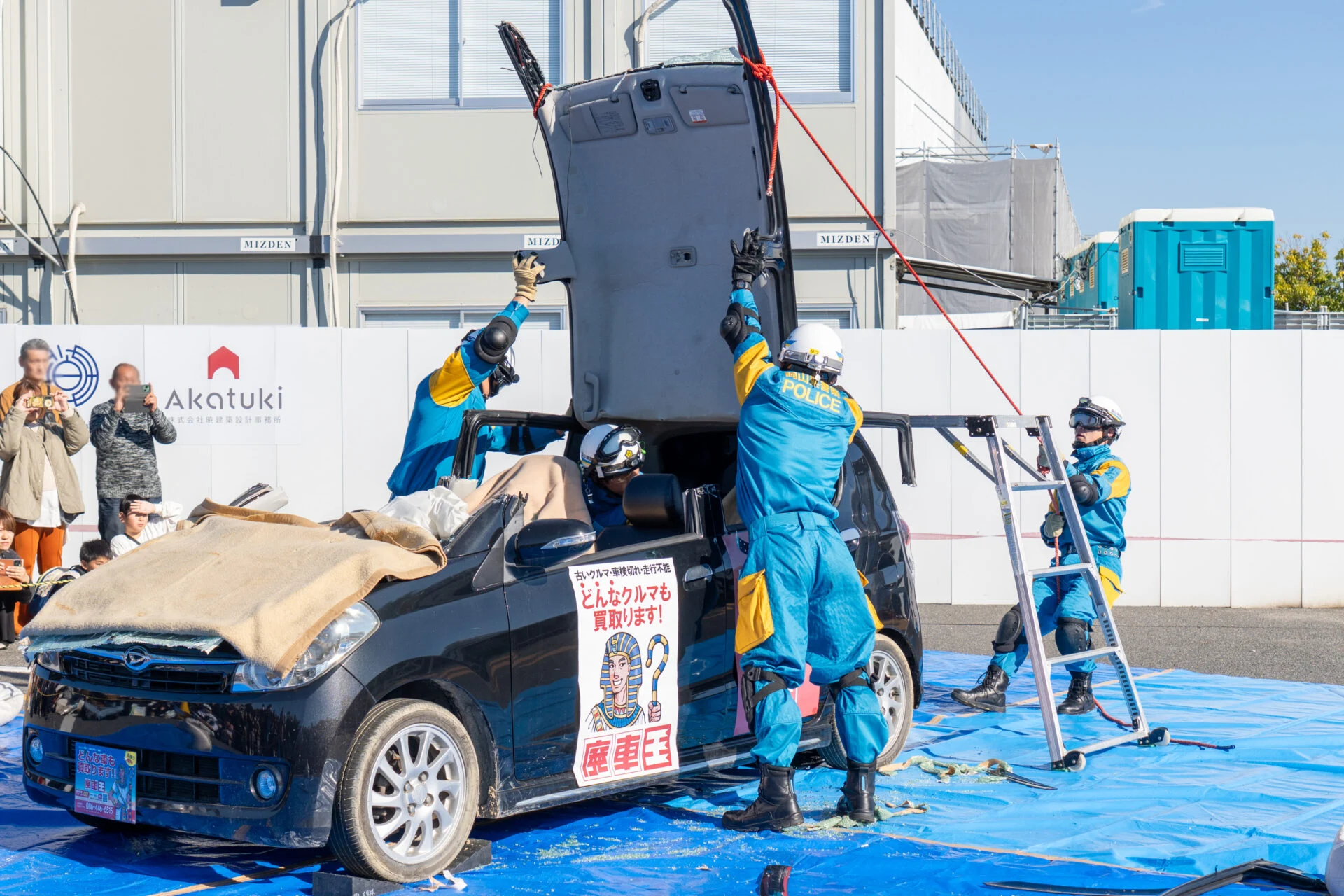 天井を外して中の人を救助