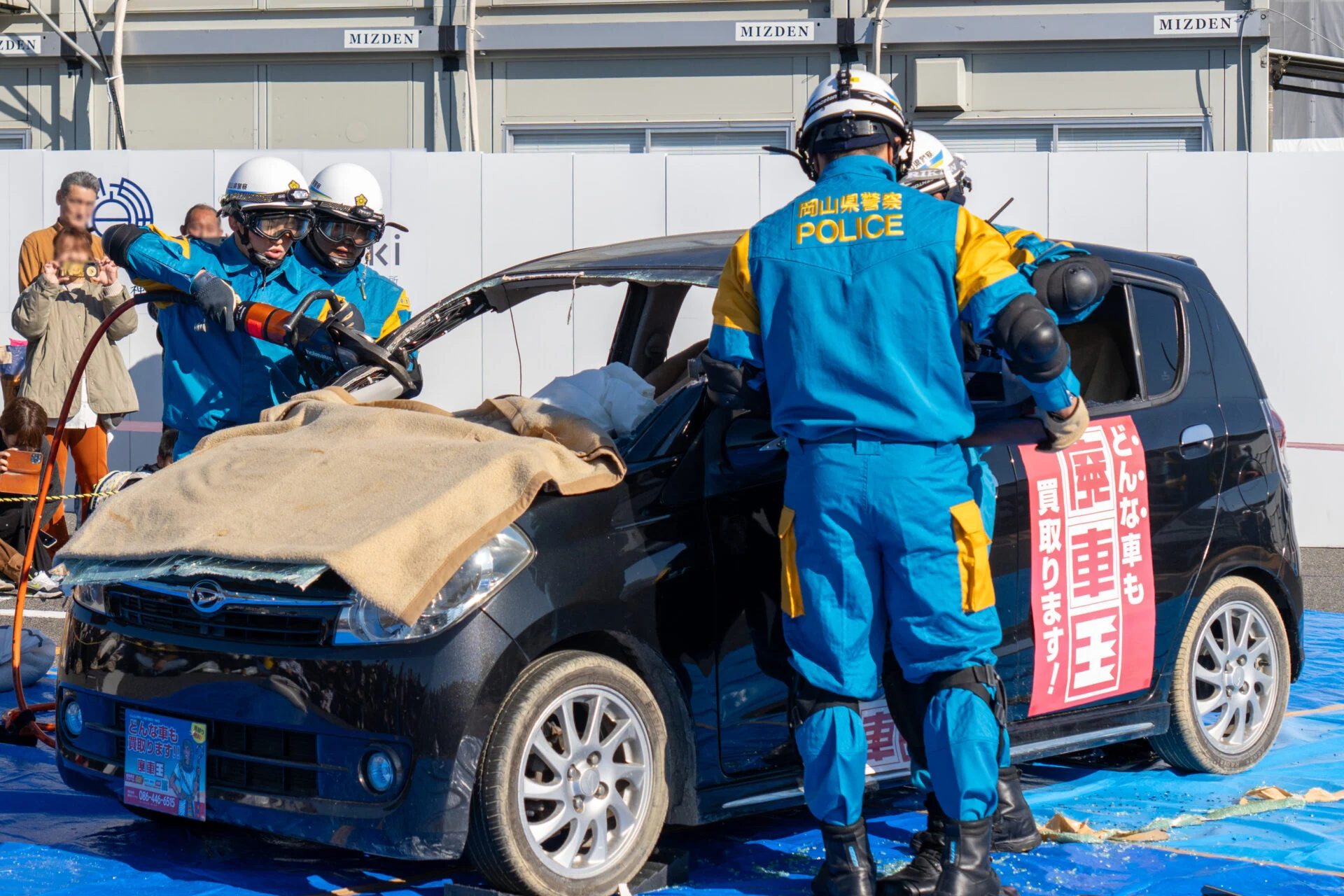 フロントガラスも割ってしまいます