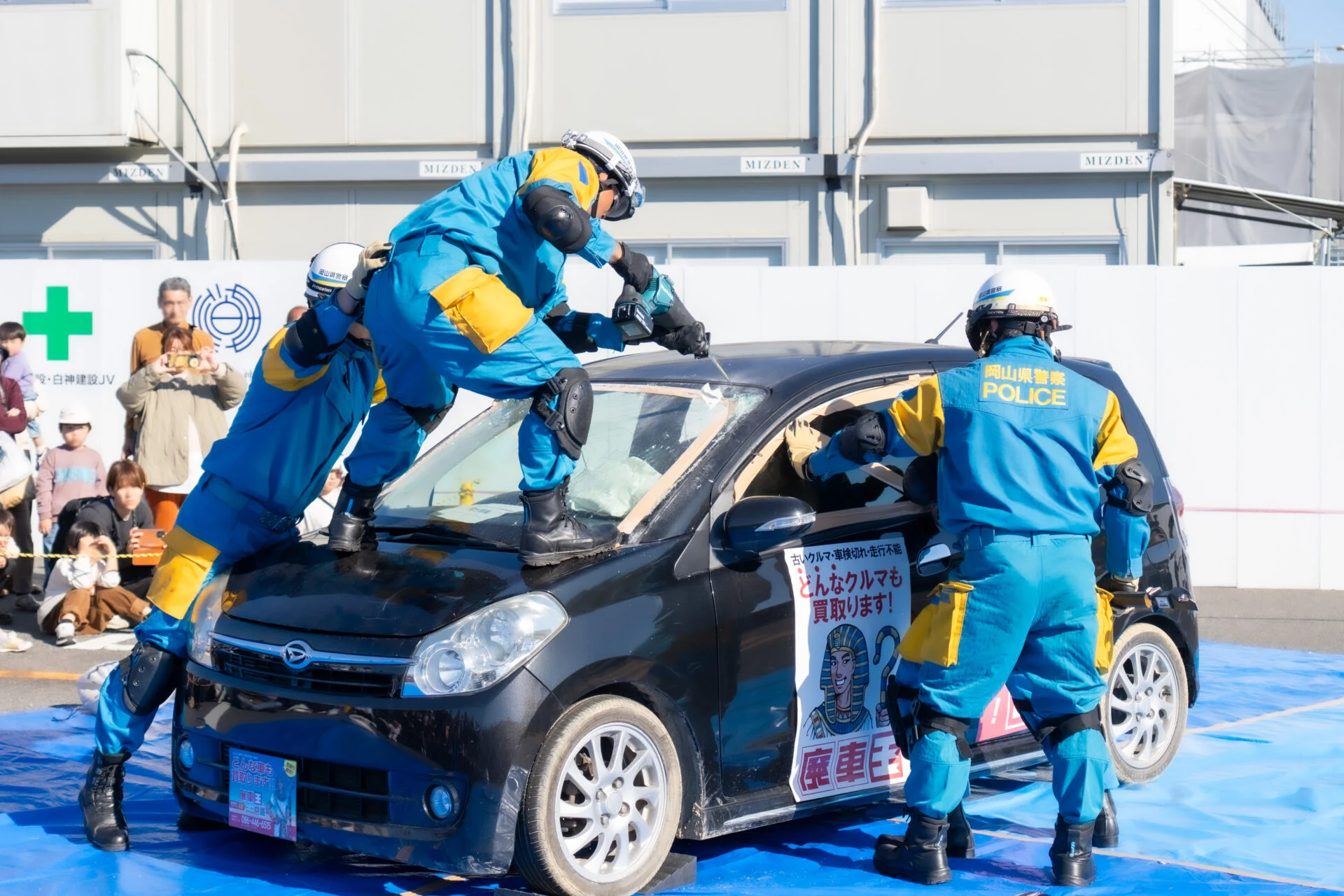 車の天井などを破砕する