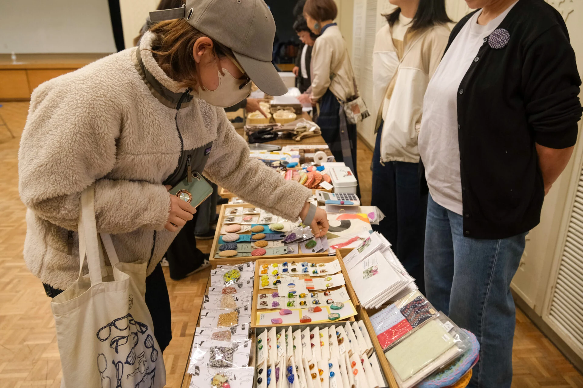 最後まで買い物を楽しむ参加者