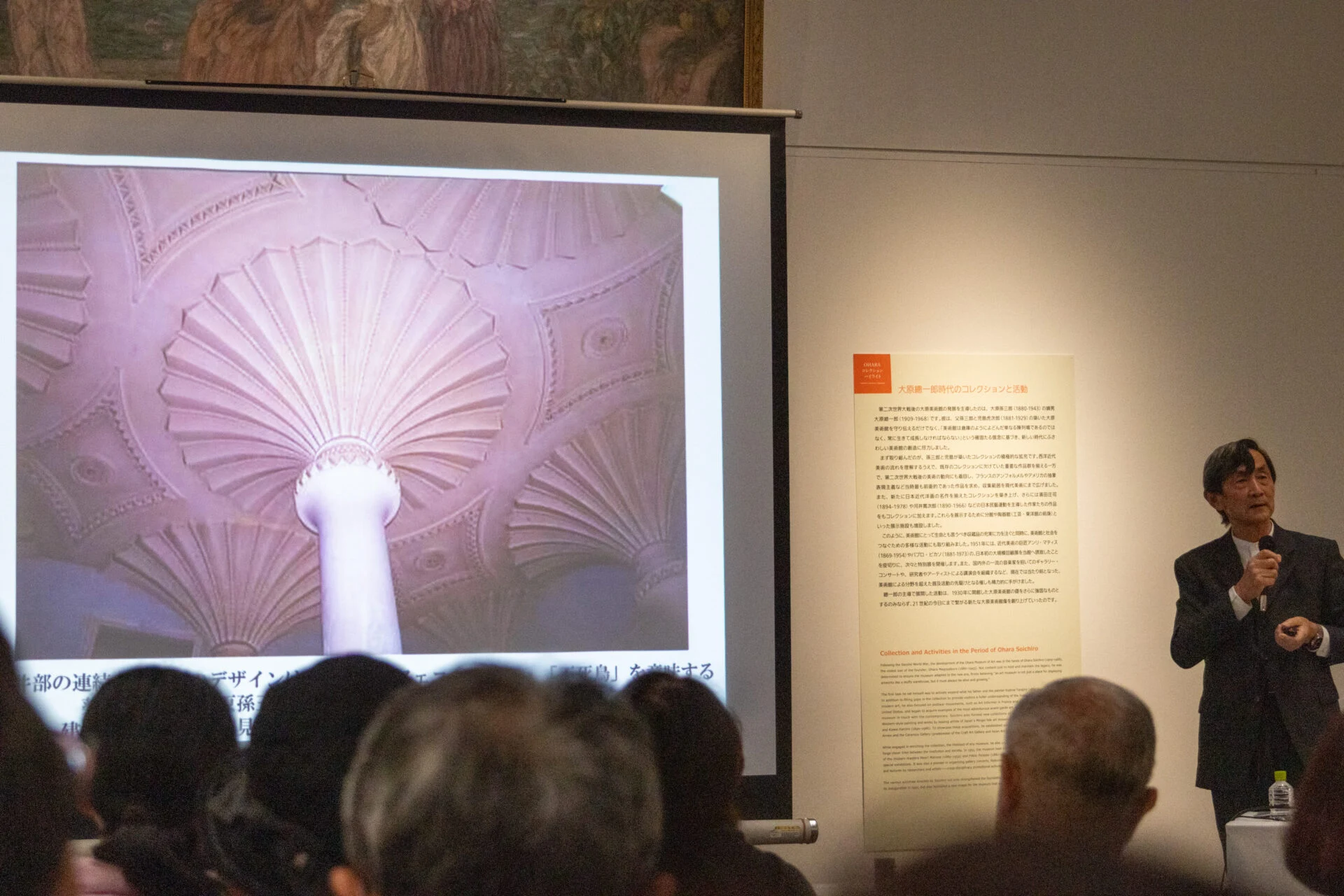 内部の柱にはフェニックスの意匠が取り入れられていました