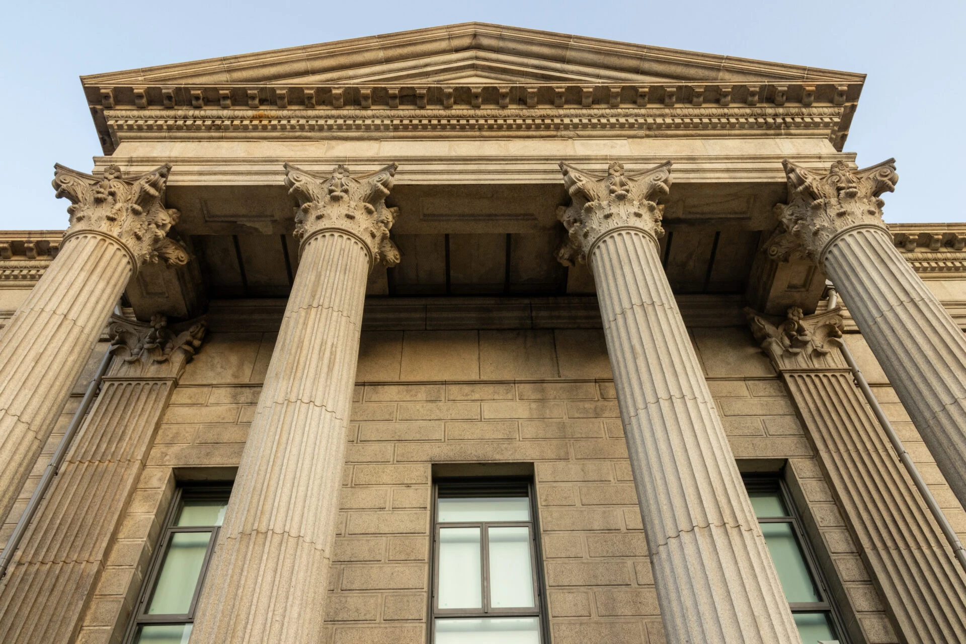 ギリシア神殿を思わせる正面ファサード