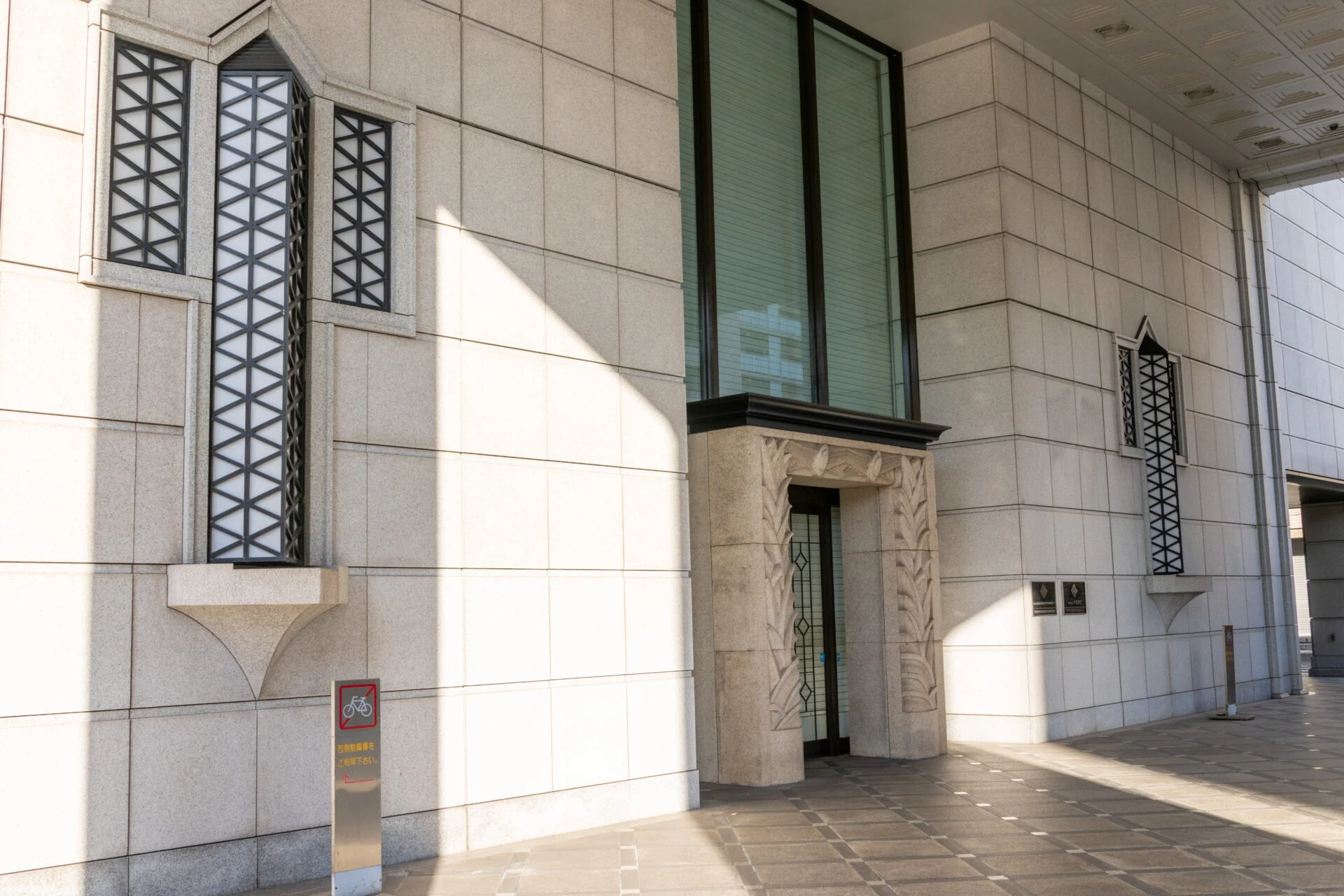 旧本店のレガシーが遺されている現本店の入口