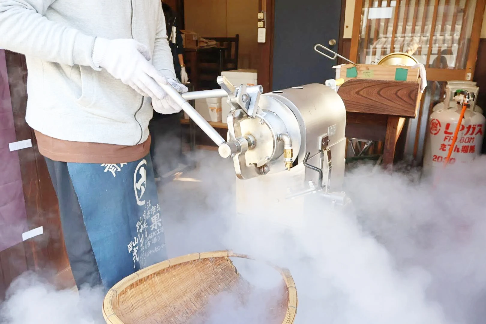 栗を焼くようす