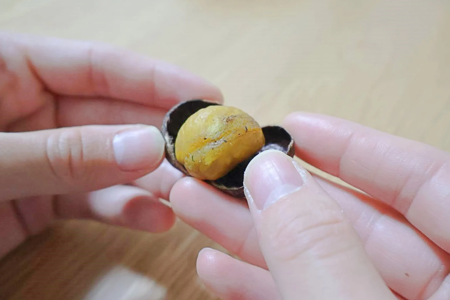 皮をむくと黄色い実がぽろっと現れます