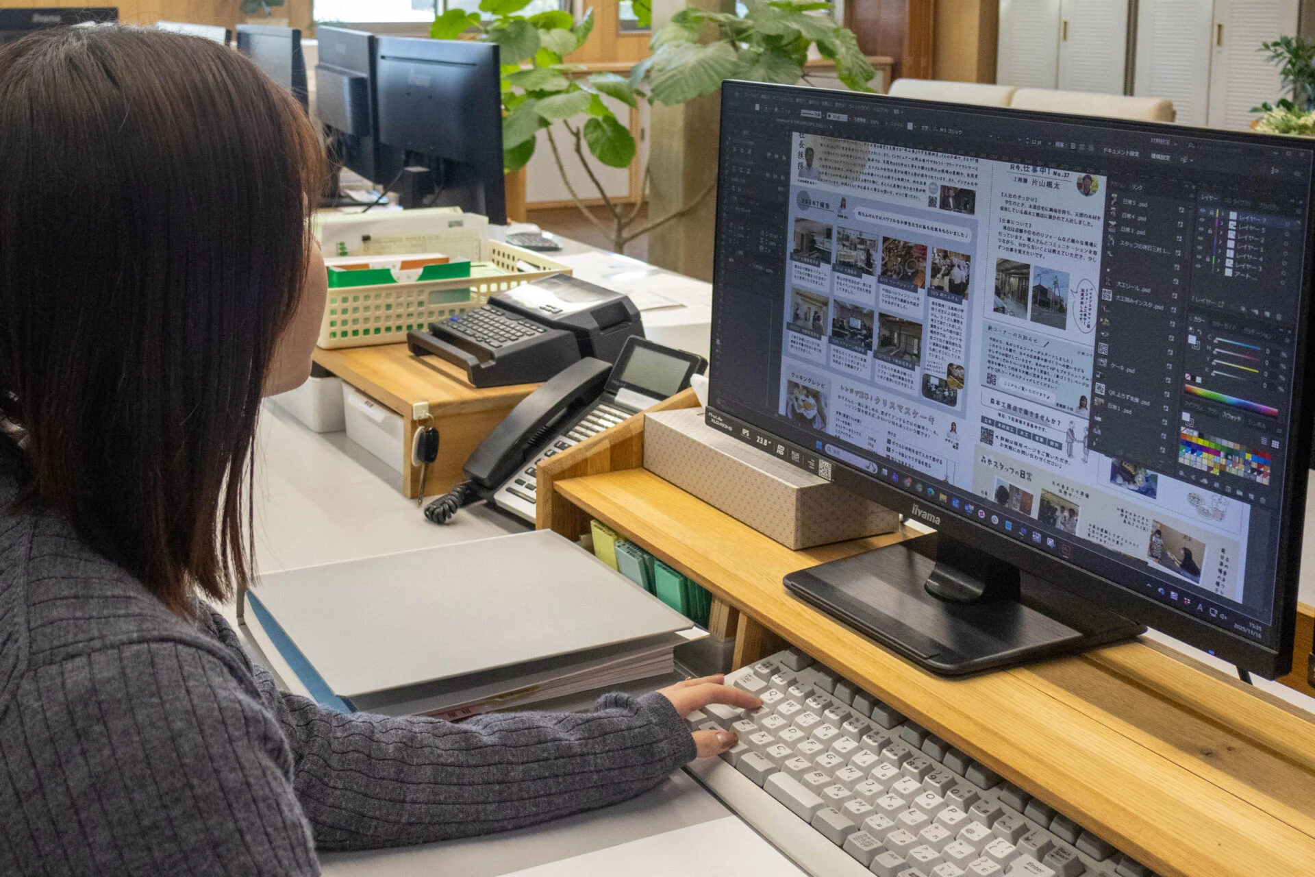 ニュースレター「木の香メール」をIllustratorで制作する森元さん