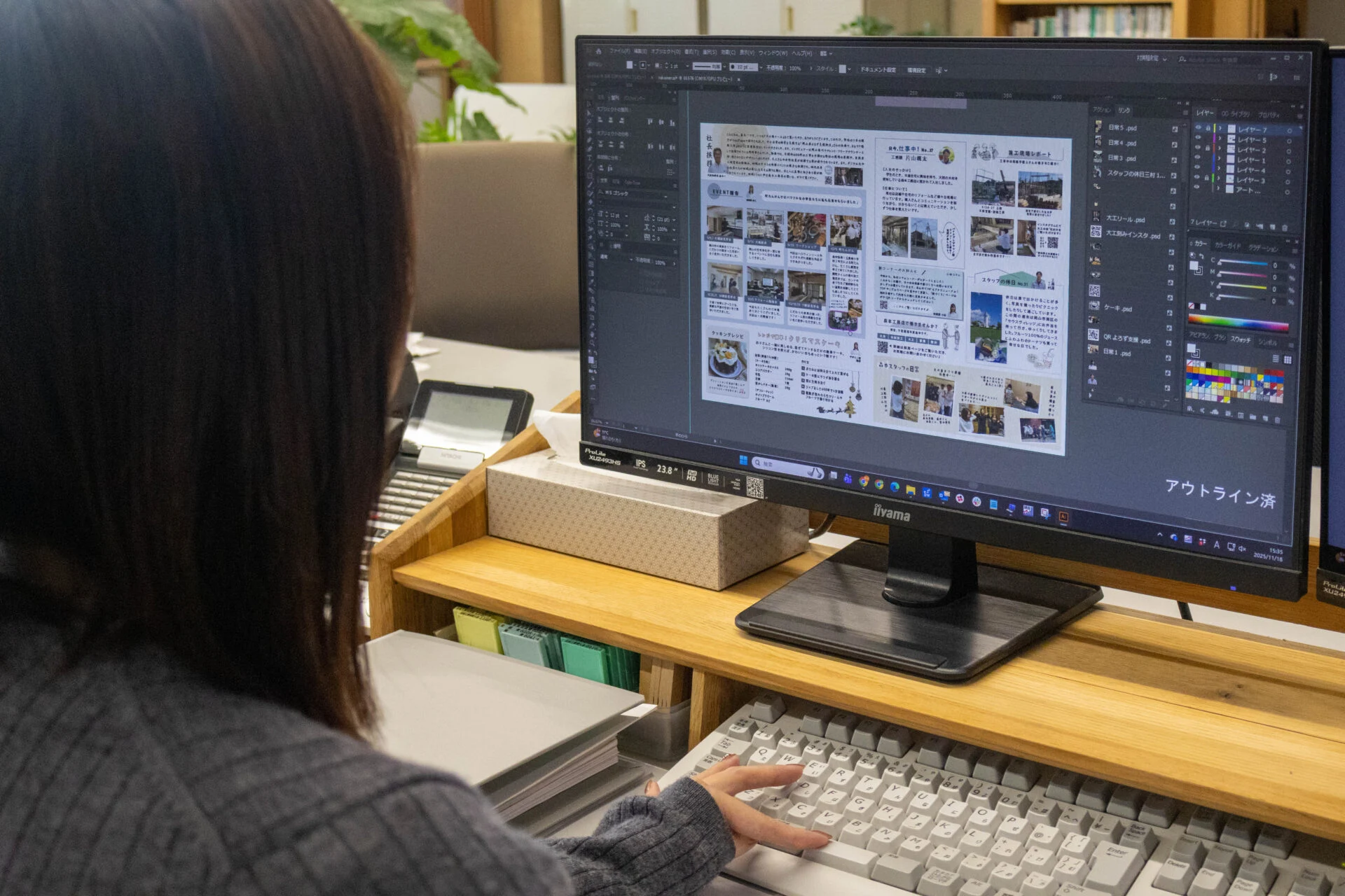 ニュースレター「木の香メール」をIllustratorで制作する森元さん