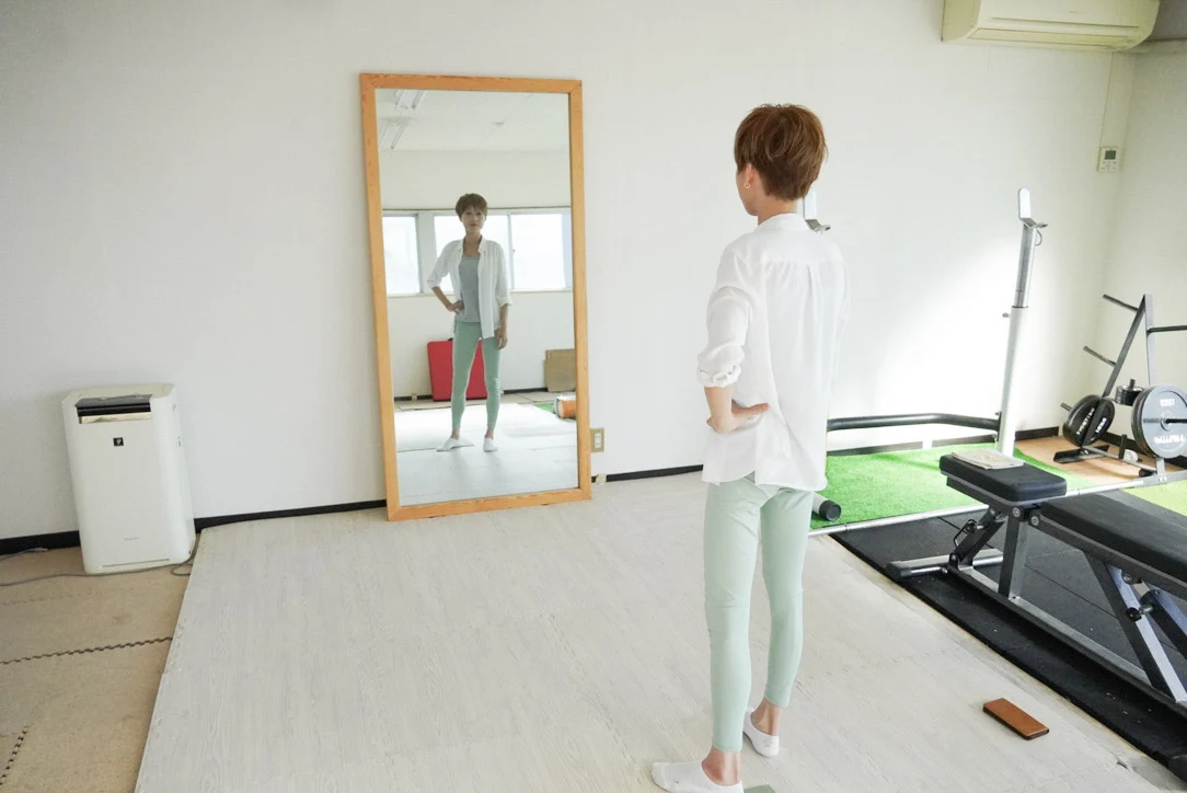 鑑の前に立つ鳥越さん