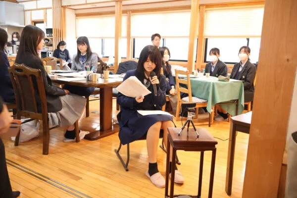 高校生が発表しているようす