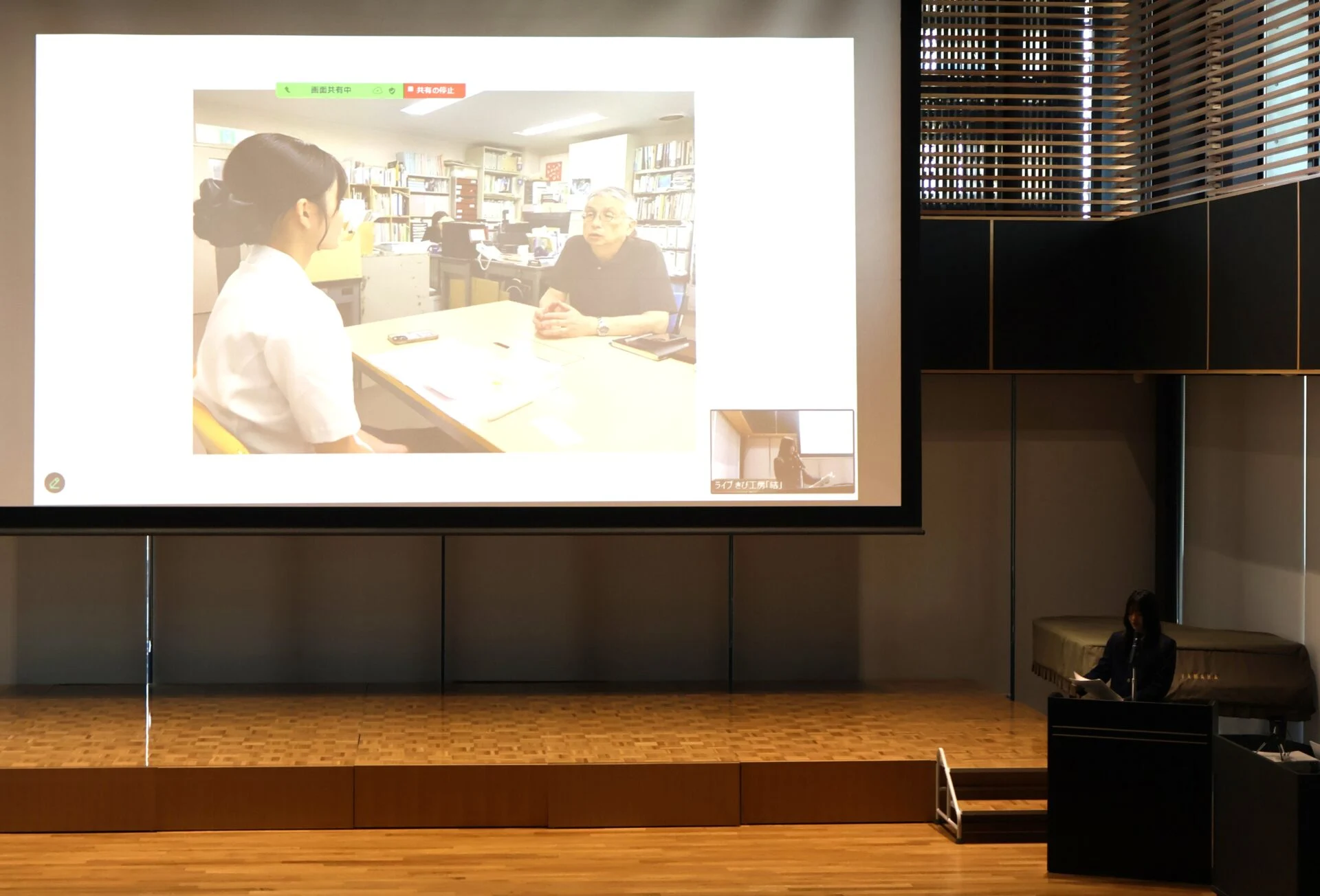 山川隆之さんの聞き書き作品を発表しているようす