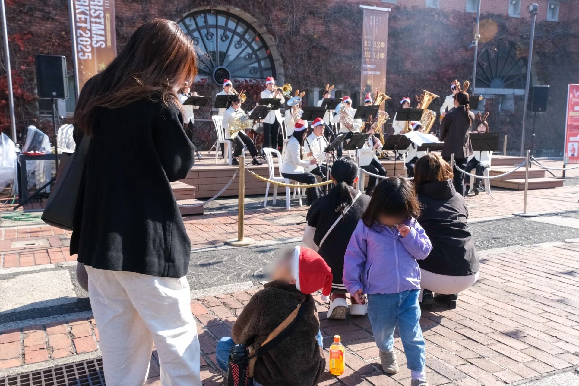 吹奏楽を鑑賞する来場者
