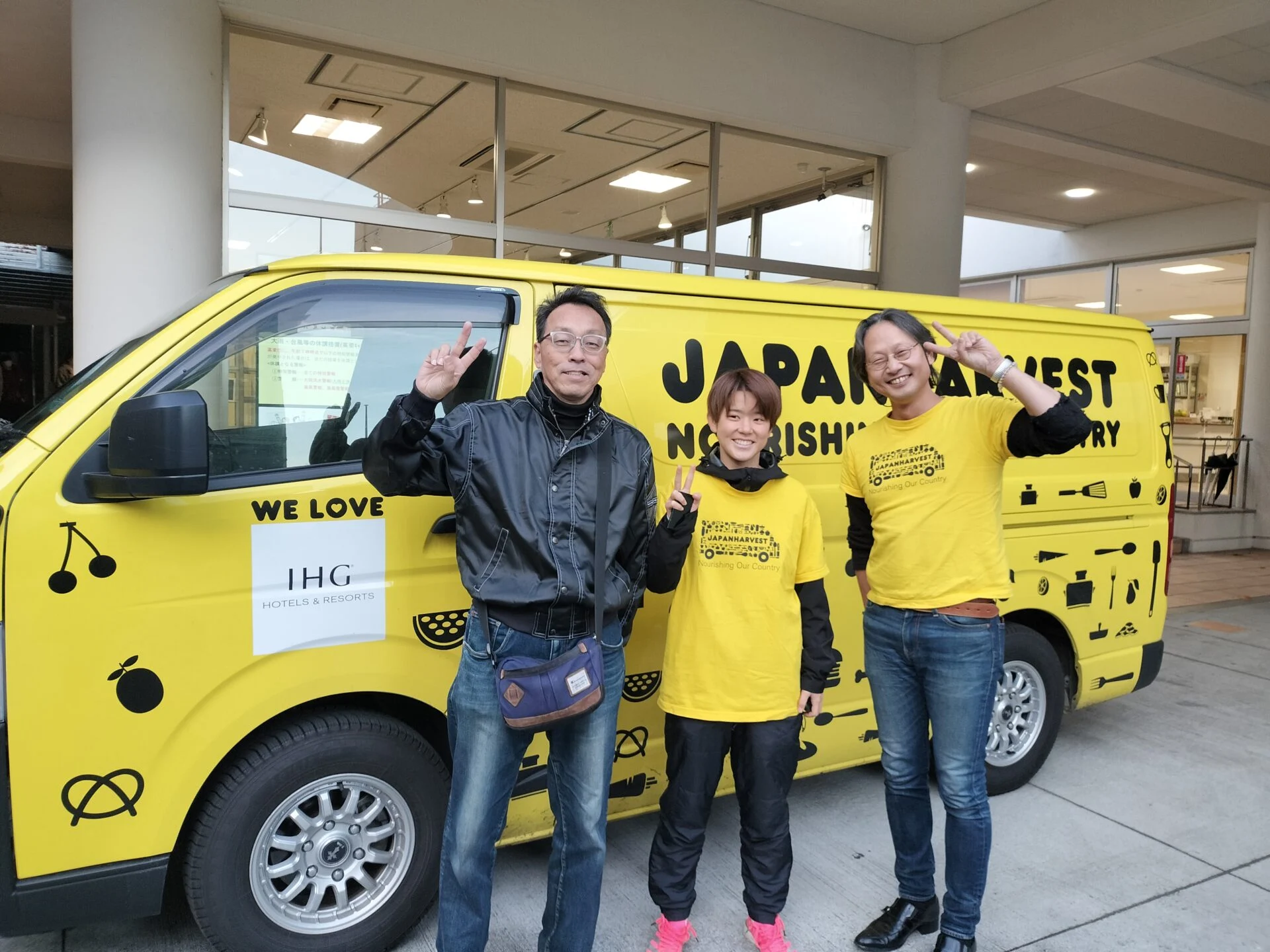 成田賢一さん（写真右端）