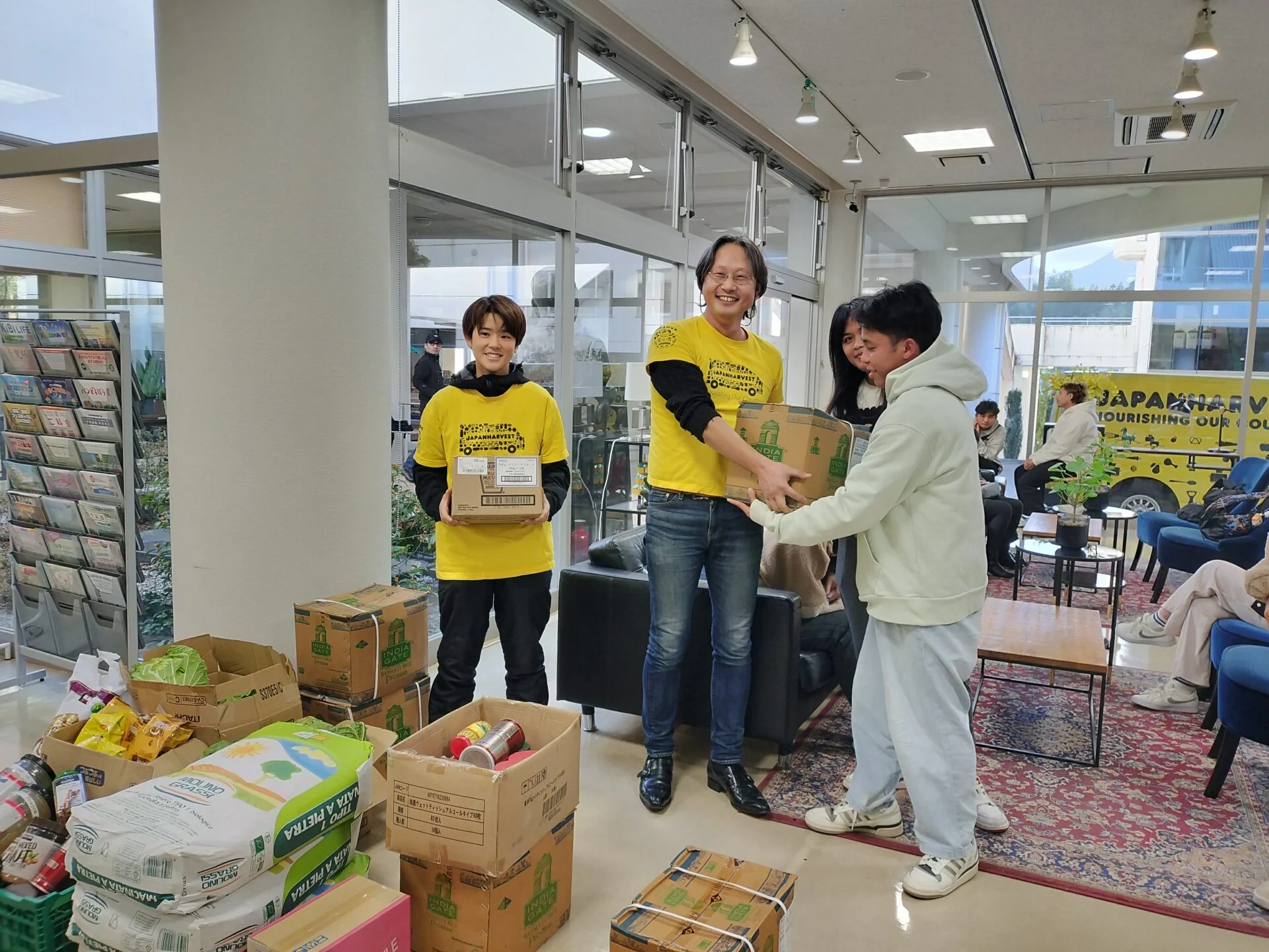 母国の味を思い出す、食材を受け取ったインドネシア人留学生