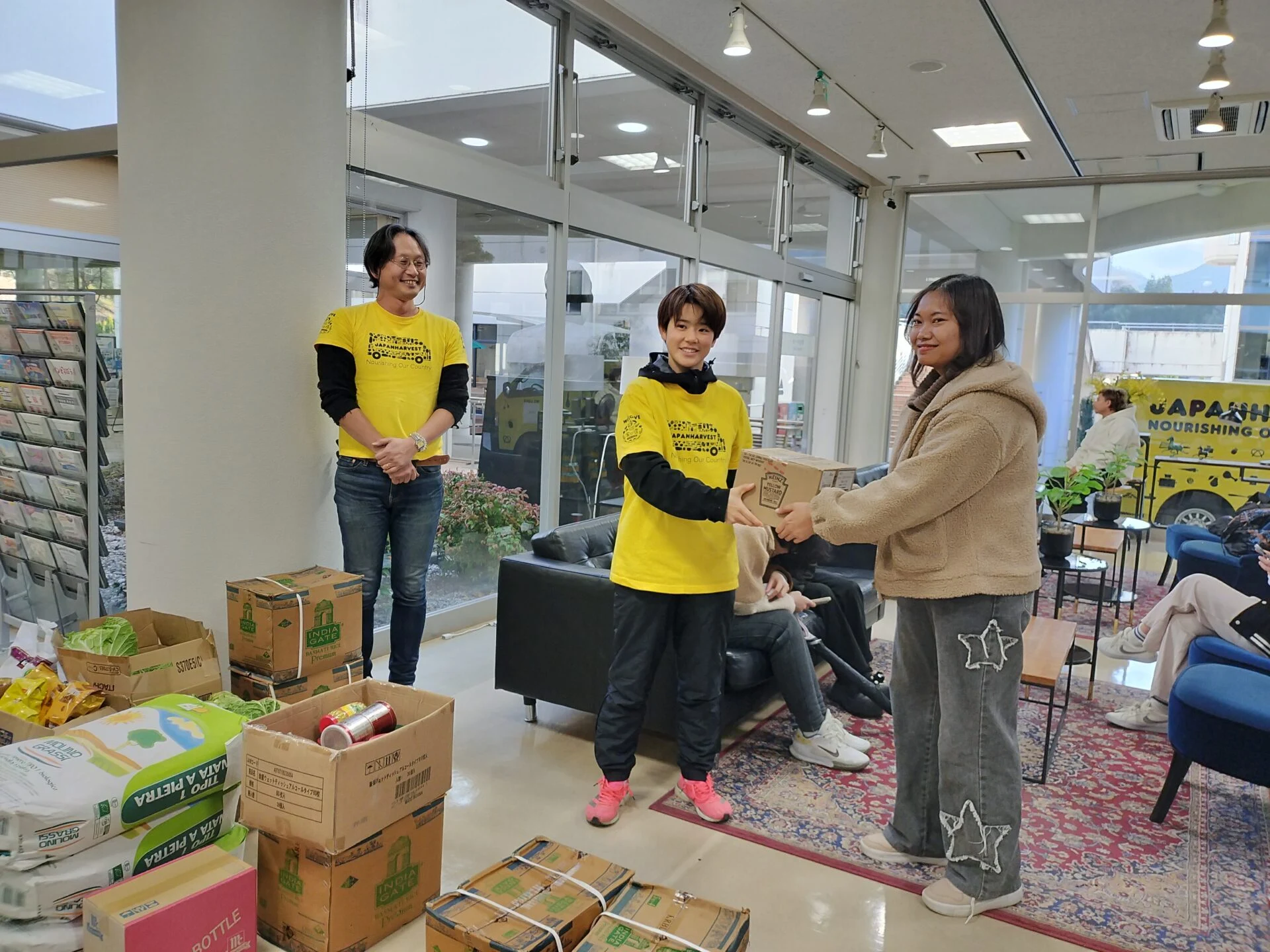 母国の味を思い出す、食材を受け取ったインドネシア人留学生